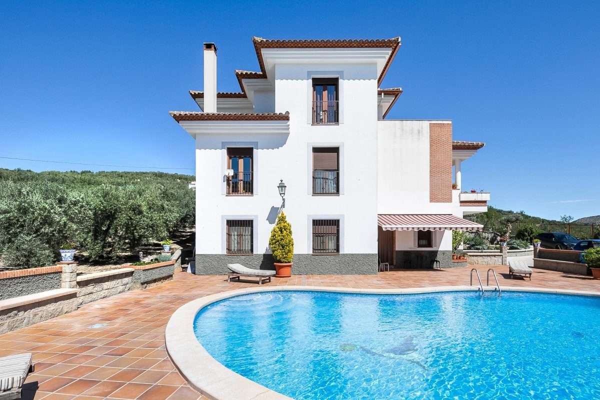 Casa con terreno en venta en GRANADA